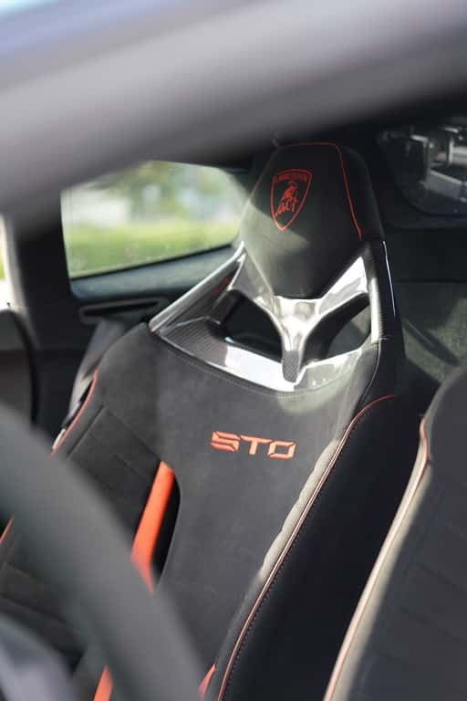 Lamborghini Huracan STO  Rental in Miami thumbnail 6