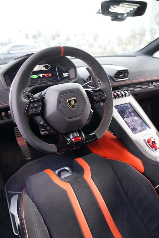 Lamborghini Huracan STO  Rental in Miami thumbnail 4