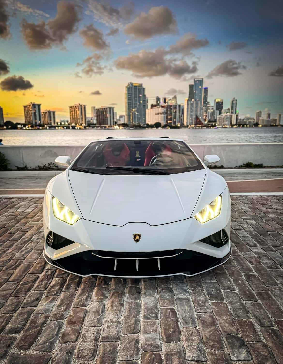 Lamborghini Huracan Evo Spyder Rental in Miami thumbnail 2