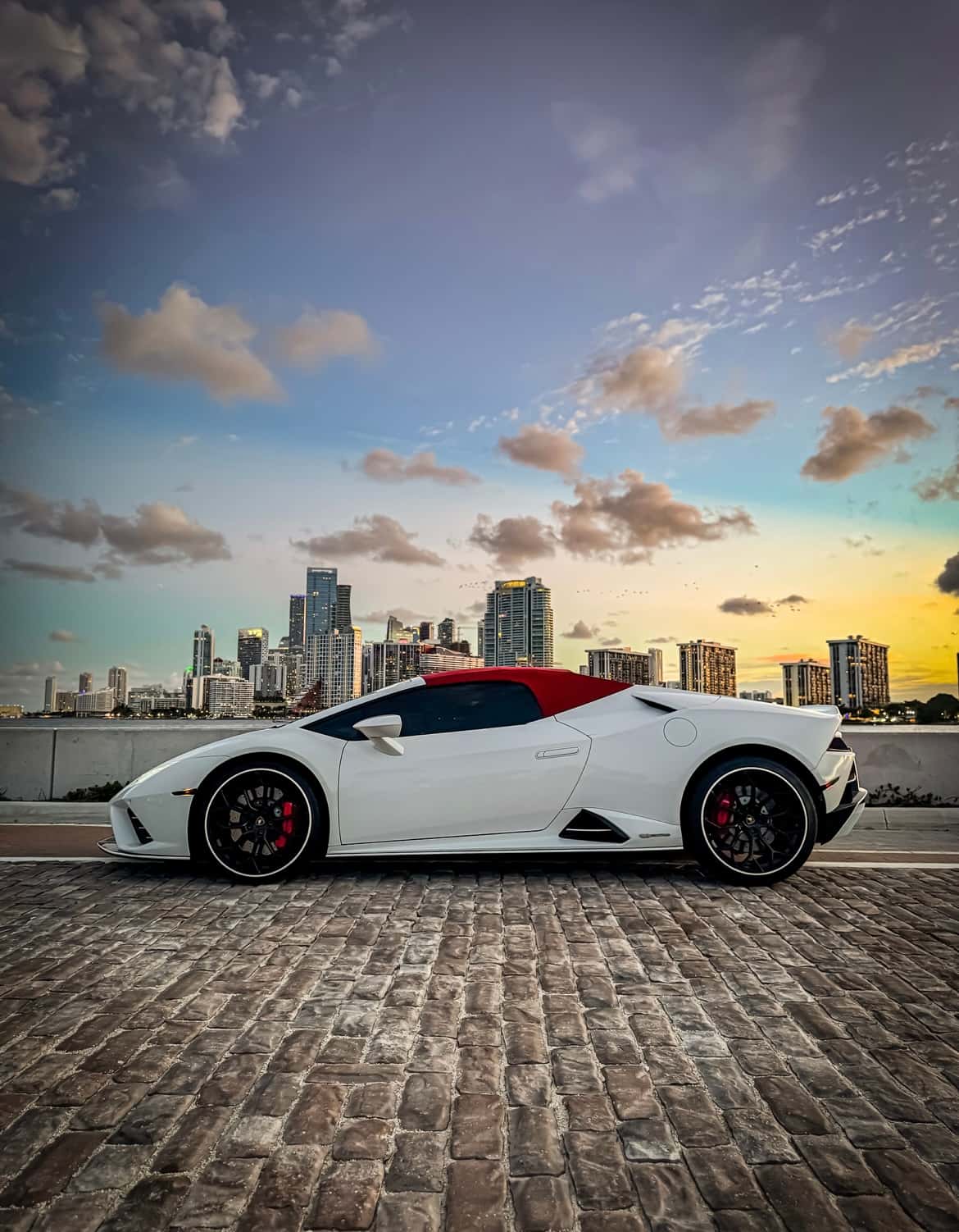 Lamborghini Huracan Evo Spyder Rental in Miami thumbnail 3