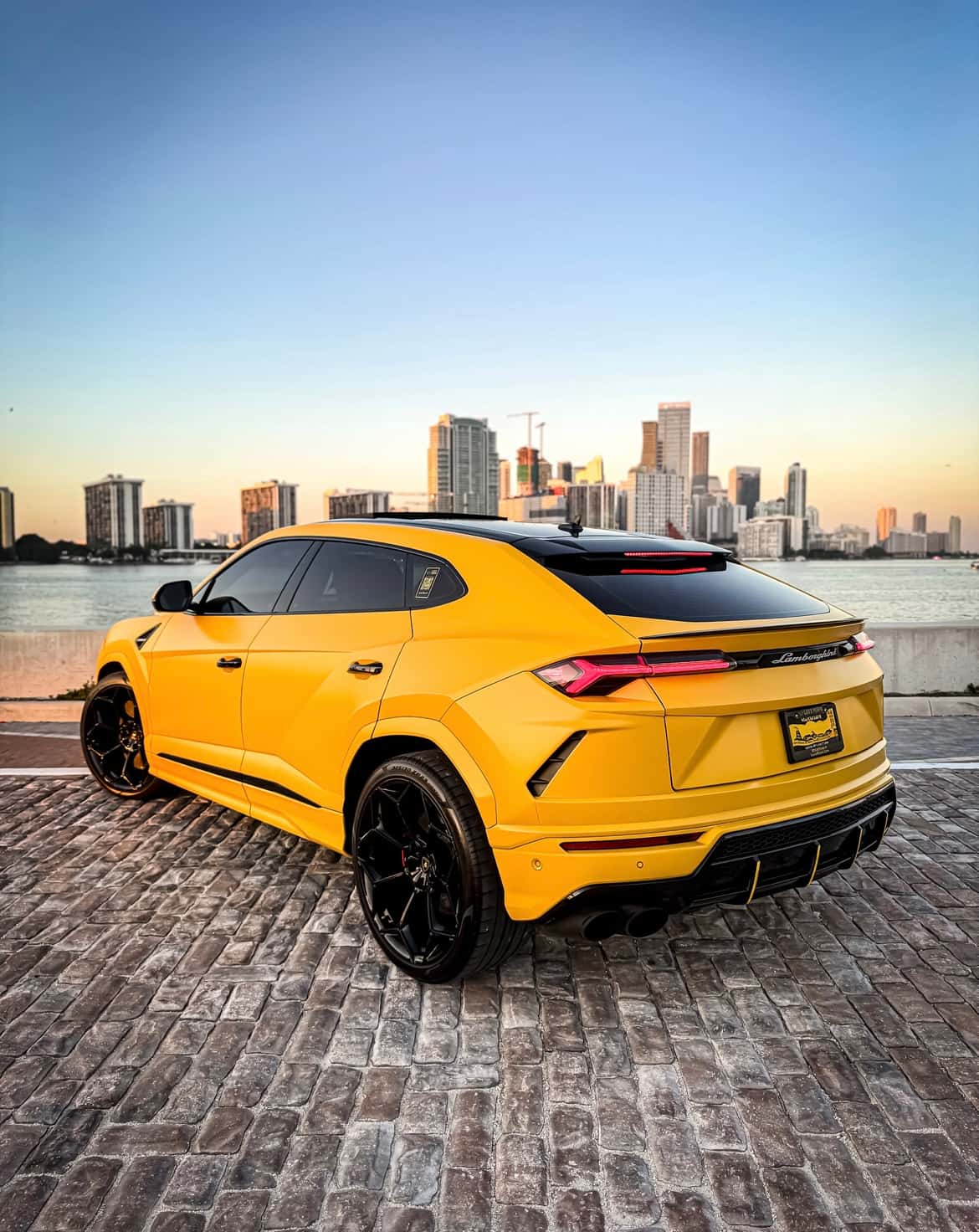 Lamborghini Urus Rental in Miami thumbnail 2