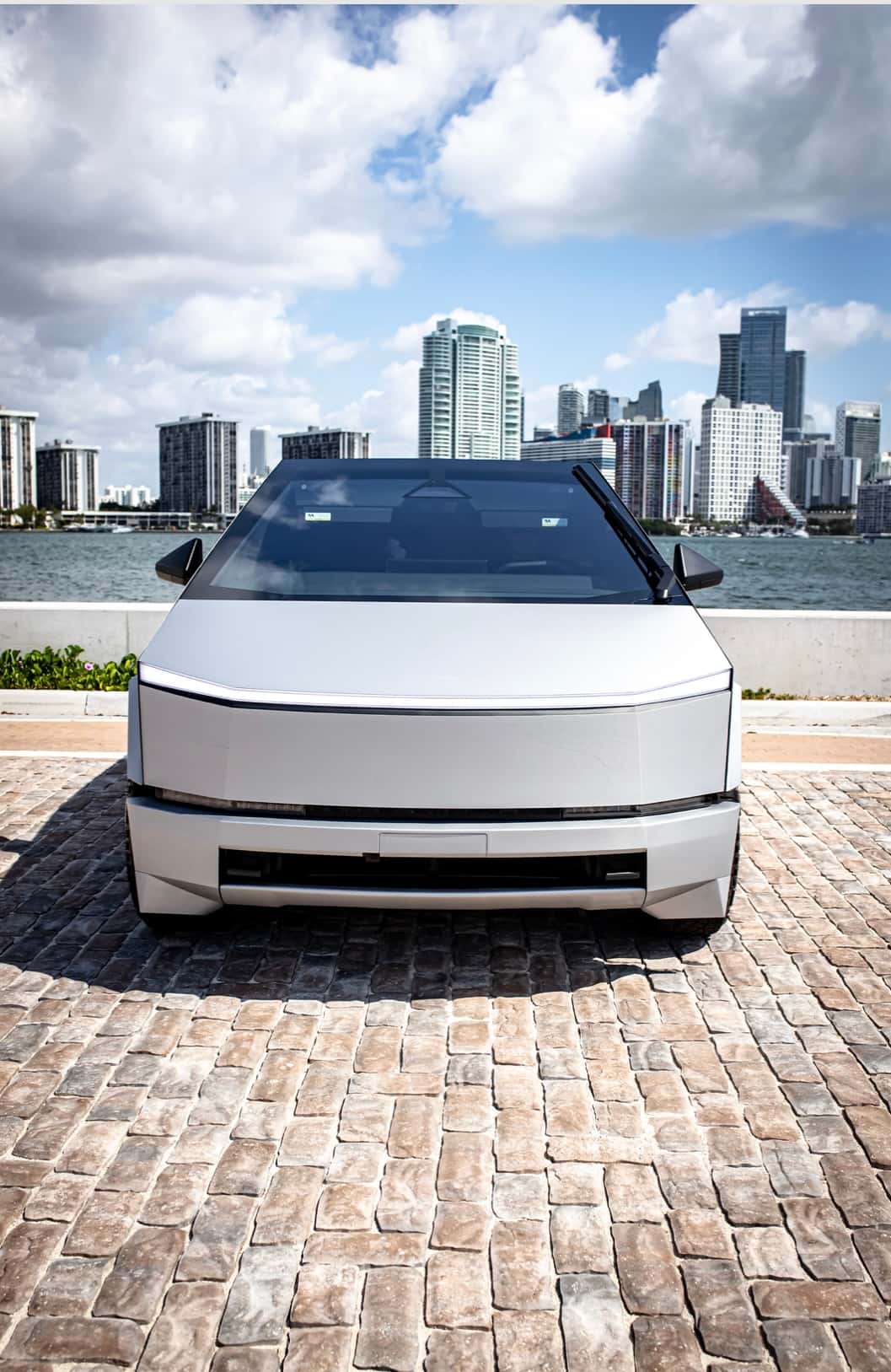Tesla CyberTruck Rental in Miami thumbnail 2