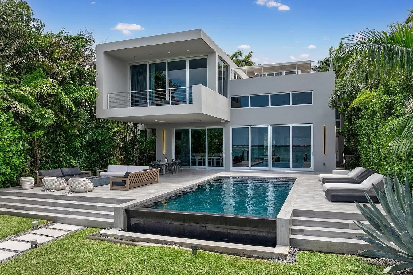 VILLA CARLO Rental in Miami - Image 1