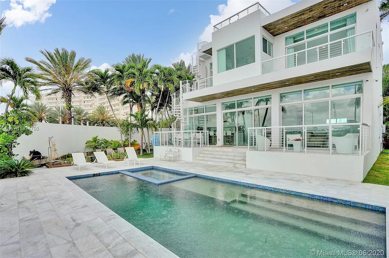 VILLA CASCADE Rental in Miami - Image 1