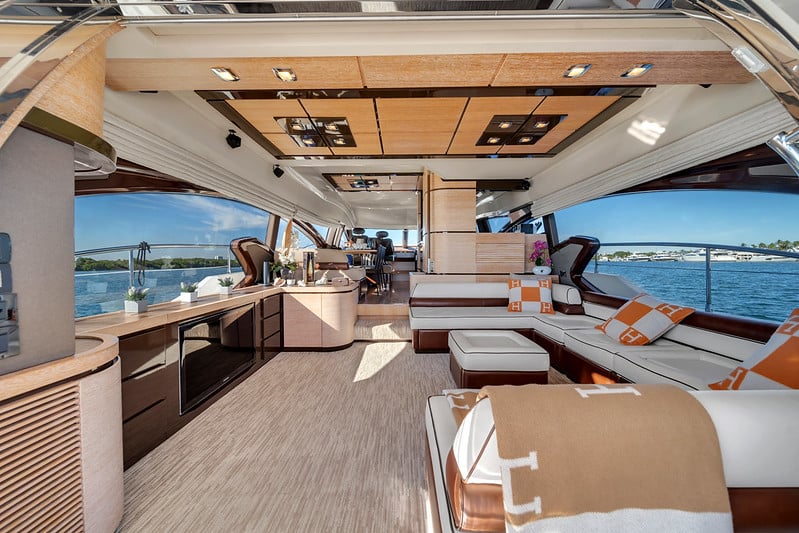 Azimut Flybridge 70'